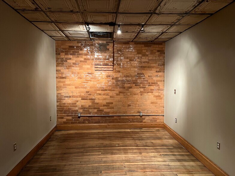 Building Photo - 1609 Winchester Ave