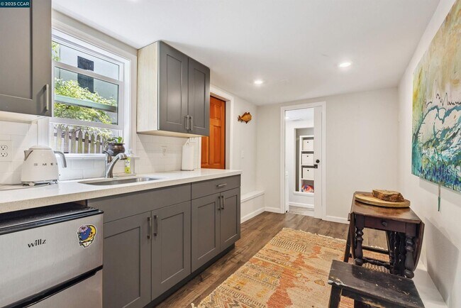 Building Photo - 1048 Leo Way