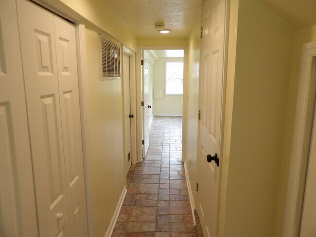 Building Photo - 102 Cedar Dr