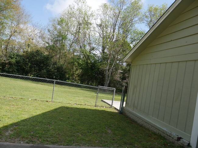 Building Photo - Beautiful ranch style home