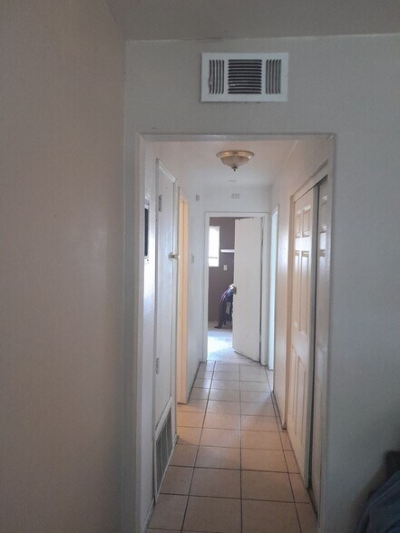 Building Photo - 1141 W D St