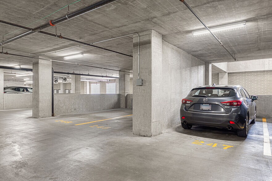 garage with assigned spot - 1122 W Catalpa Ave