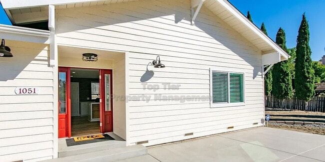 Building Photo - Charming Single Family Home in Vista! 3 be...