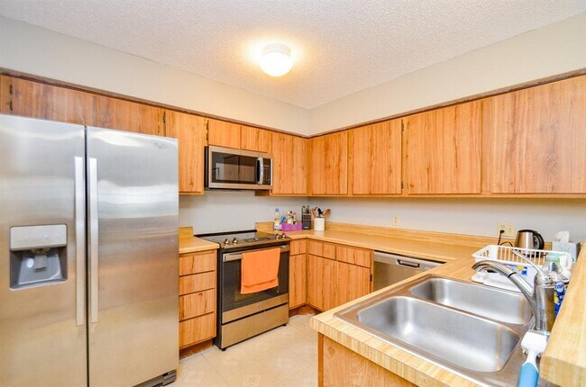 Building Photo - 6211 Ludington Dr