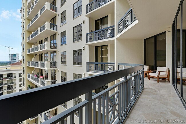 Building Photo - 701 S Olive Ave