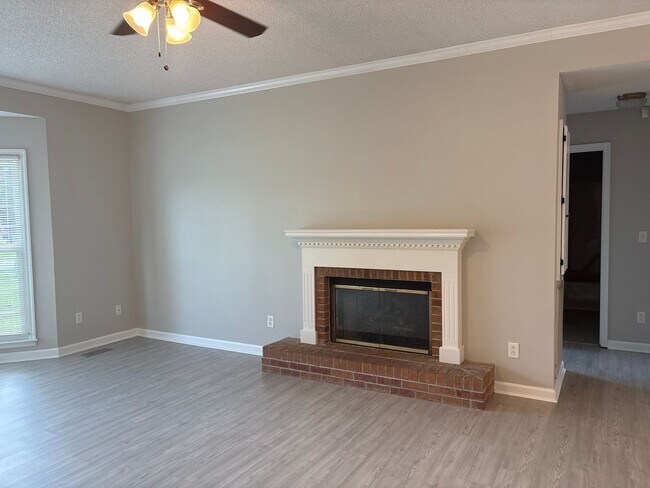 Building Photo - Spacious Brick Home with Fenced-In Back Yard!