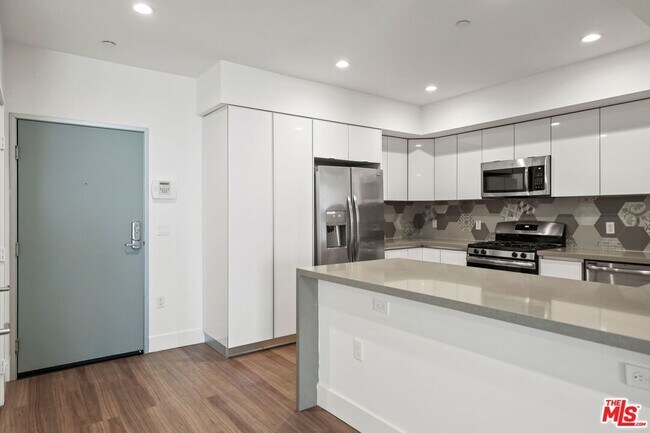 Building Photo - 1265 Barry Ave