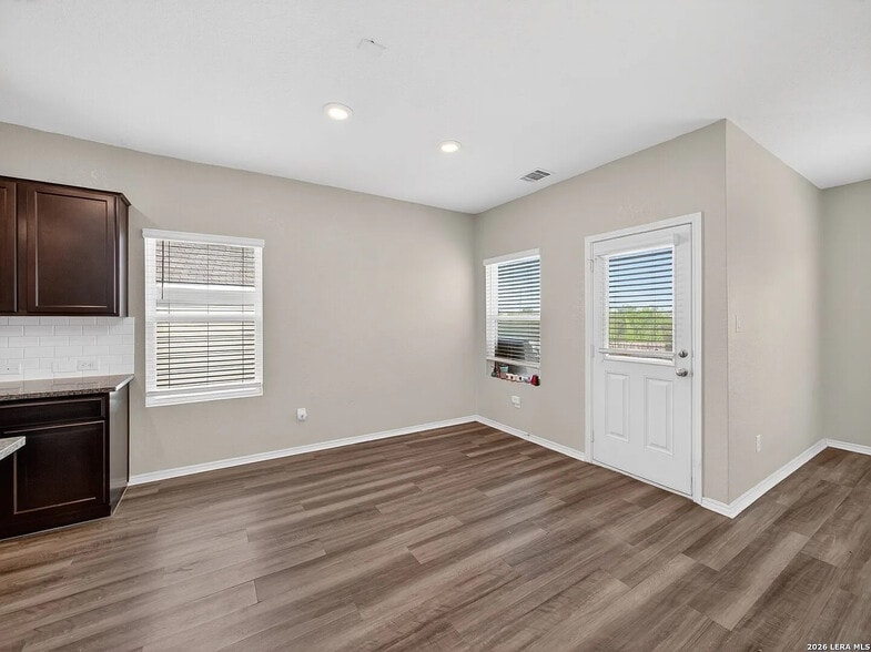 Building Photo - Room in House on Daisy Meadow