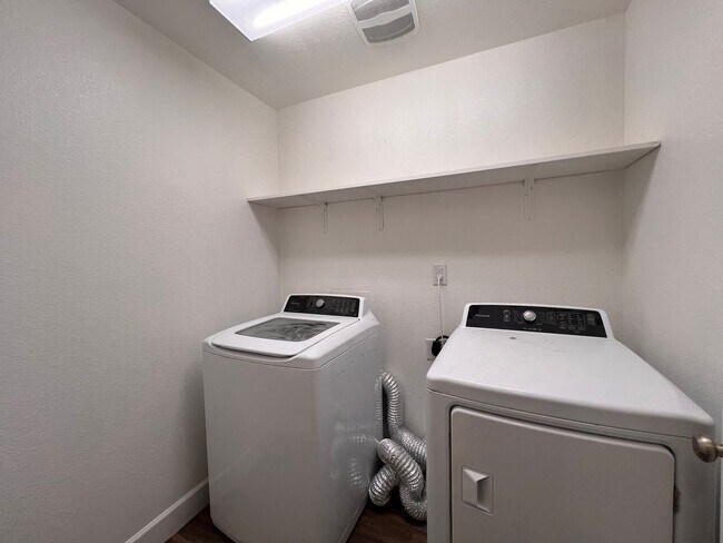 Building Photo - Luxurious 4 bedroom 3 bath family home in ...