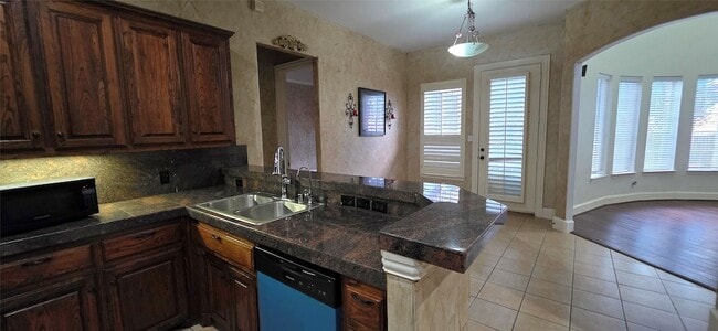 Building Photo - 1001 Llano Trce