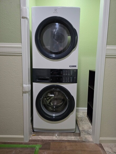 Building Photo - 1048 S Carriage Ave