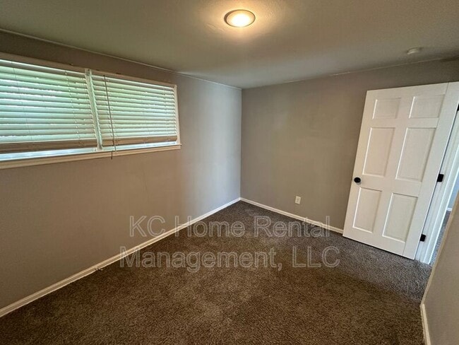 Building Photo - 209 NW Highland Ln