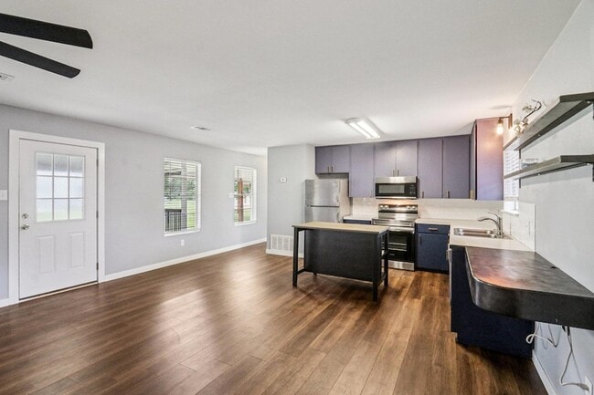 Building Photo - 755 E Bellville St