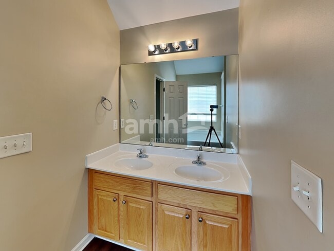 Building Photo - 5711 Falkirk Ln