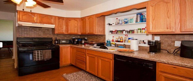 Building Photo - 10 Sherwood Ln