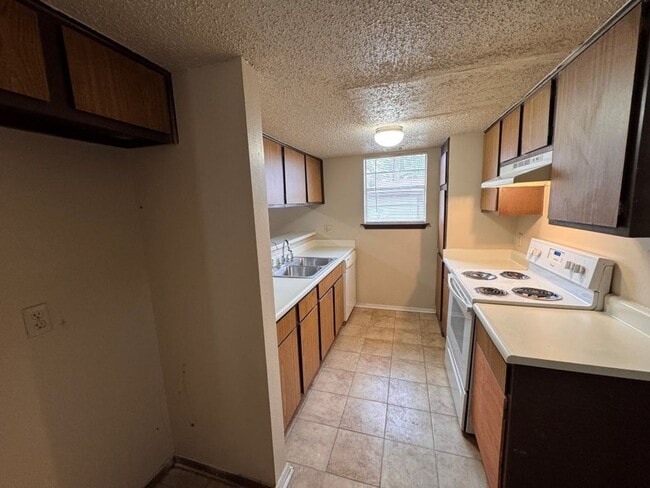 Building Photo - 2 bed duplex with 1 1/2 baths, bonus room and a 1 car garage for lease in SW OKC! (no fenced yard)
