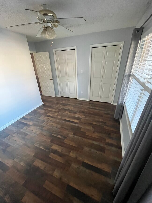 Building Photo - 2005 Locarno Dr