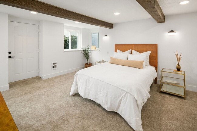 Building Photo - Beautiful Home in Seward Park!