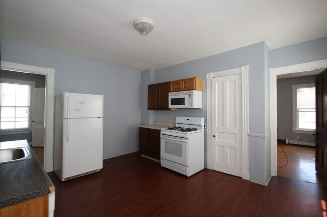 Building Photo - 198 Blatchley Ave