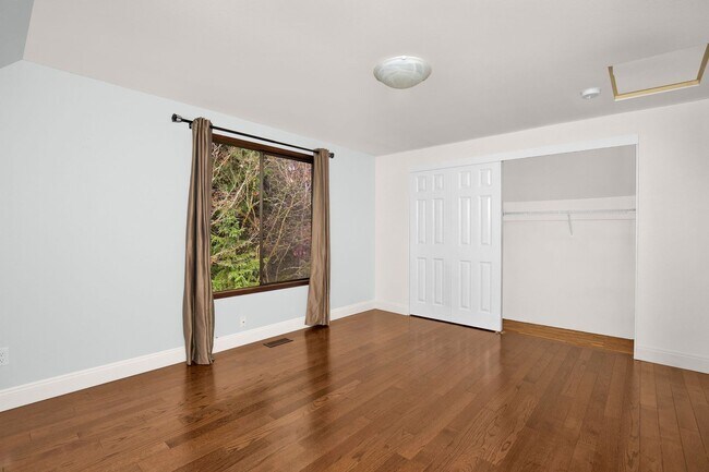 Building Photo - Luxury 3-bedroom Kirkland Bungalow