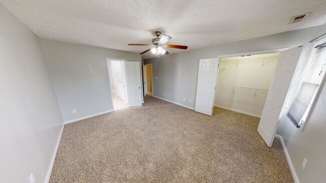 Building Photo - 4 Bedrooms in Sought After Neighborhood & ...