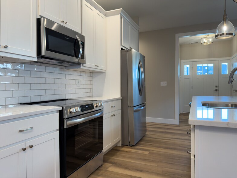 Building Photo - 4504 Legends Dr