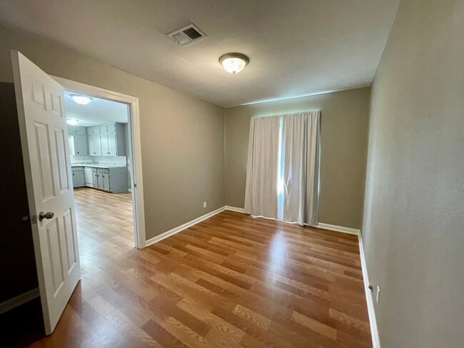 Building Photo - ** Move-In special: $200 off 1st Mo.**LCM ...