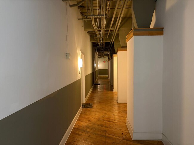 Building Photo - Sleek Manhattan Style Urban Condo Now Available in Byrne Lofts