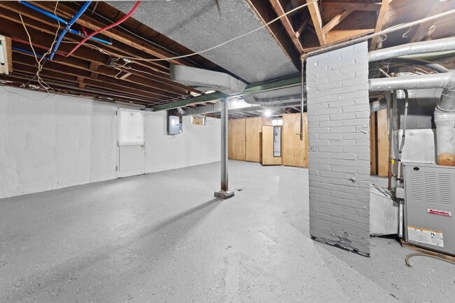 Building Photo - 2 bedroom Single Family Home with Fenced i...