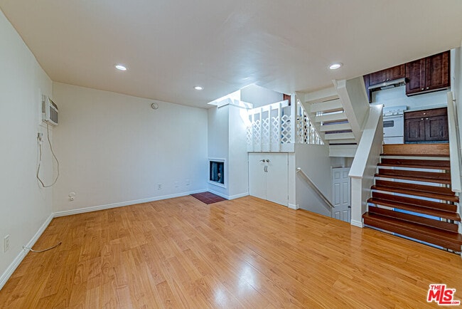 Building Photo - 933 S Manhattan Pl