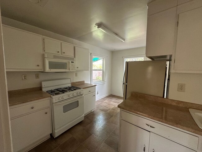 Building Photo - Cozy Quiet Grass Valley Charmer - 1/1 650 SF (Driveway, Parking, & Yard)