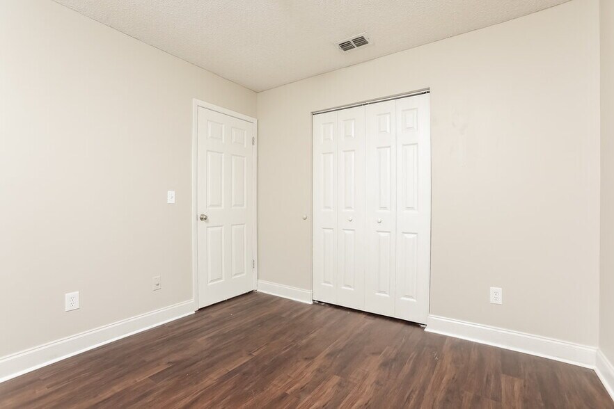 Building Photo - 173 Lakeside Cir