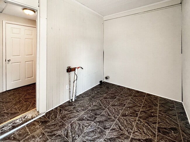 Building Photo - 200 Danis St