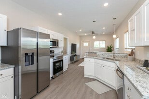 Building Photo - 526 N Elder Ave