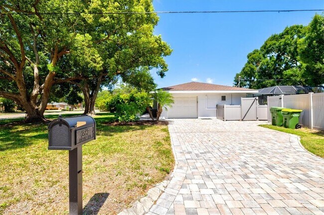 Building Photo - 2587 Ringling Blvd