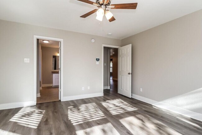 Building Photo - 18469 Sunrise Oaks Ct