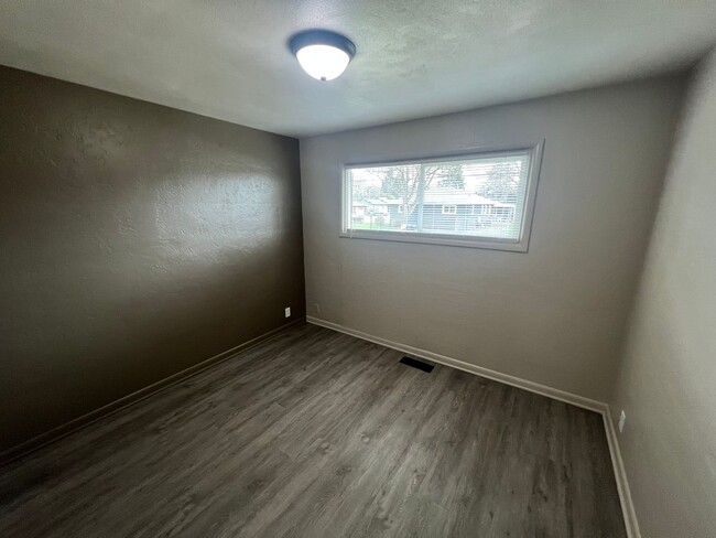 Building Photo - Fully Remodeled Three Bedroom Home in Sout...