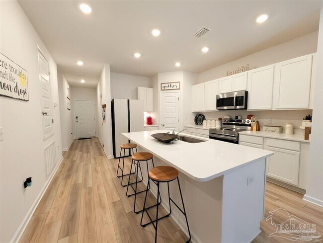 Building Photo - 6622 Sun Tree Cir