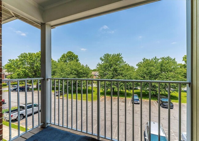 Building Photo - Beautiful 3rd floor condo in Jefferson ava...