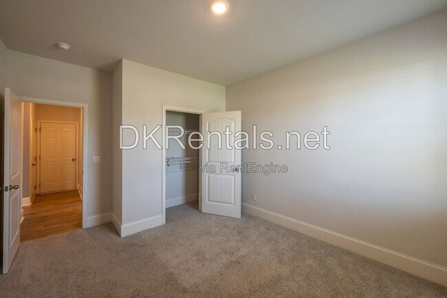 Building Photo - 7095 Evening Dew Dr