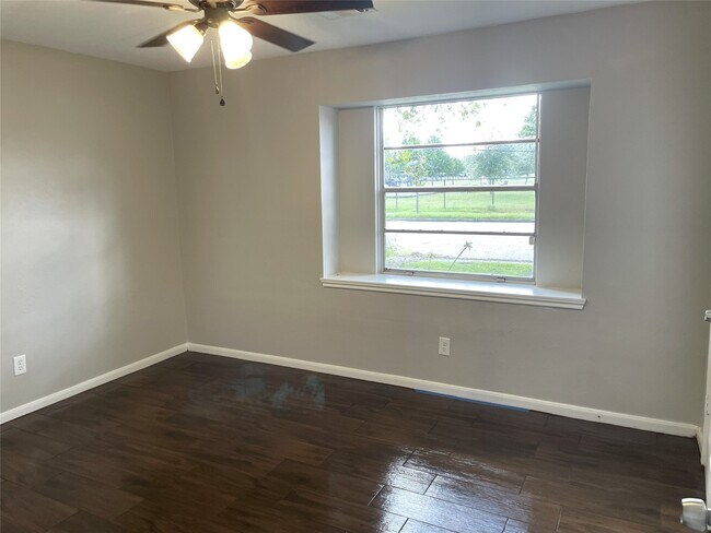Building Photo - 10723 Southview St