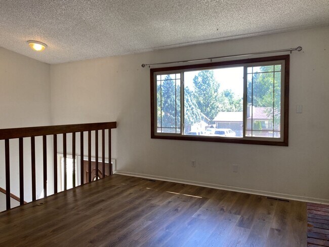 Building Photo - STUDENTS WELCOME! 4 Bed 3 Bath Home in West Ft Collins w/ Garage and Fenced Yard - Lawn Care Incl...