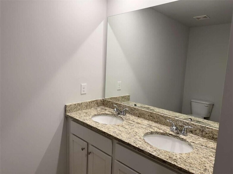 Building Photo - 111 Woodside Ct