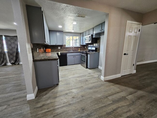 Building Photo - Welcome Home! Spacious Floor Plan 3 Bed 2 ...