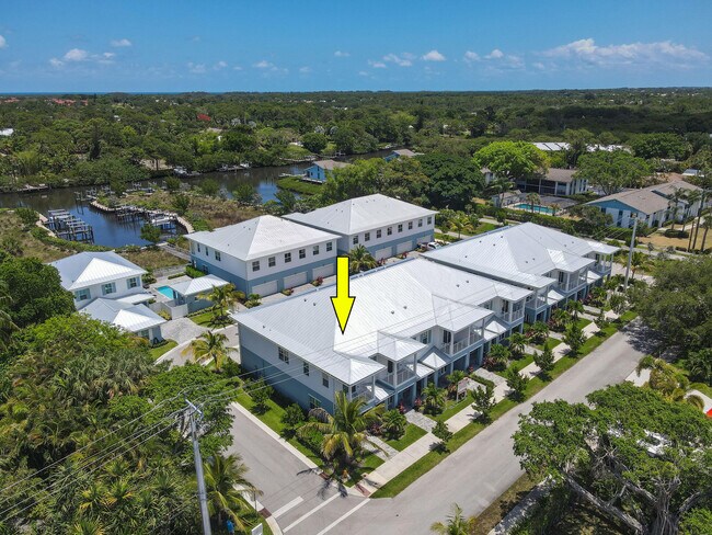 Building Photo - 4650 SE Manatee Way