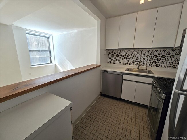 Building Photo - 201 W 74th St