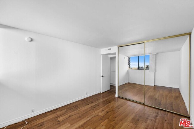Building Photo - 10535 Wilshire Blvd