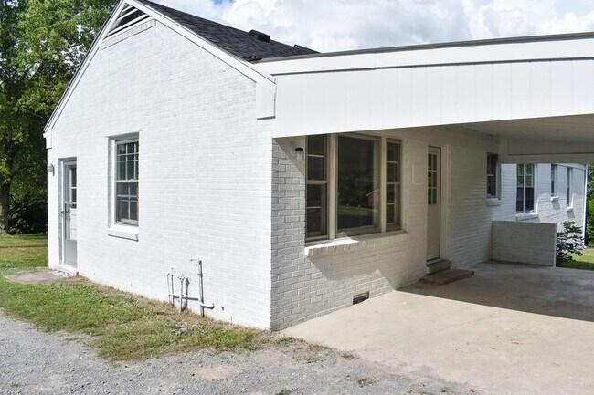 Building Photo - Renovated 3 Bed 1.5 Bath with Carport in Lewisburg