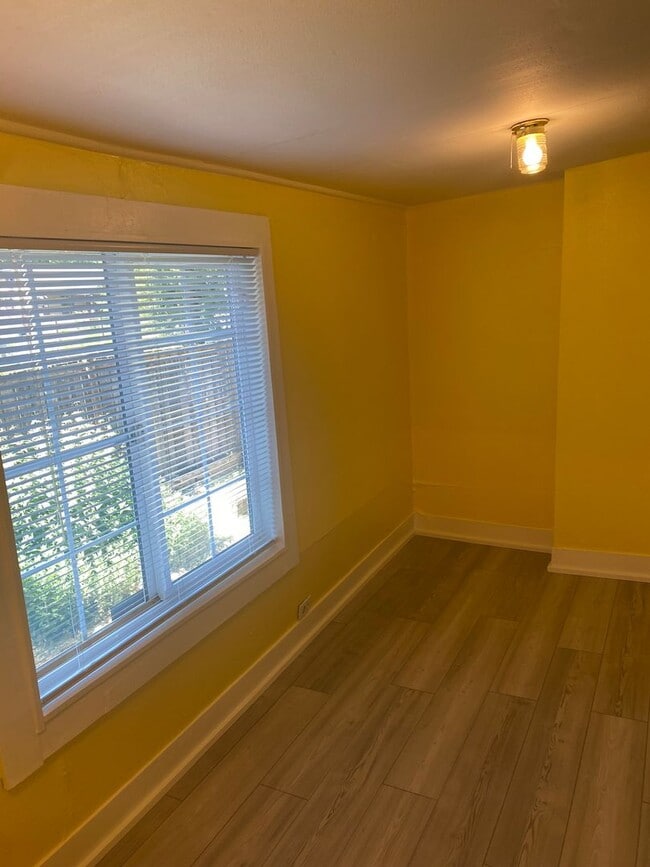 Building Photo - Recently updated - 4 Bedroom, 1 bath home ...