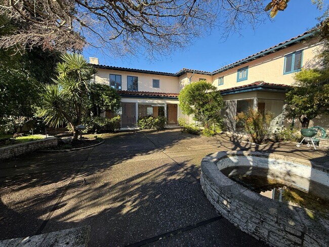 Building Photo - Luxury Upper Piedmont Estate